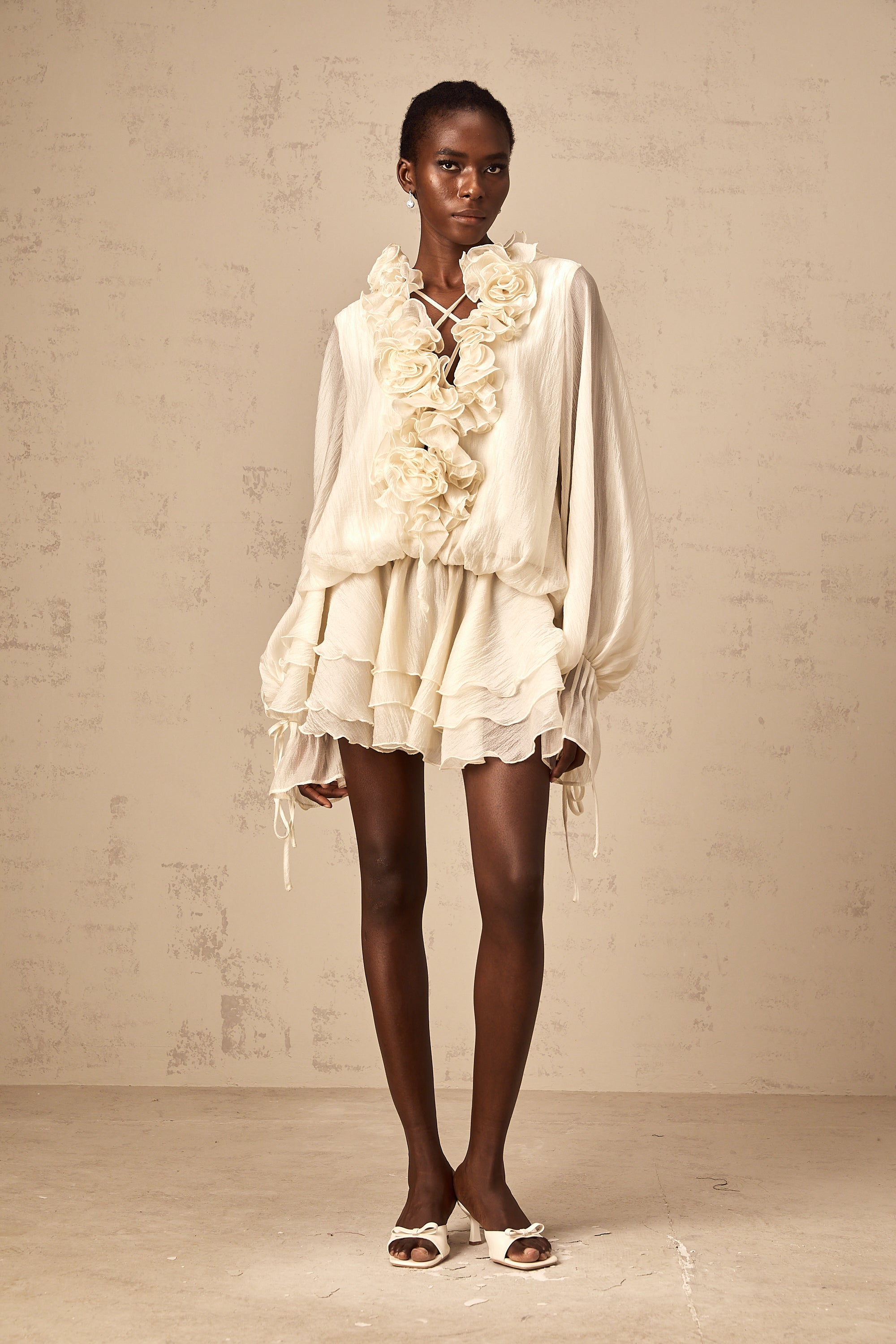 Zéphyrine Çiçek Aplikeli Katlı Mini Elbise