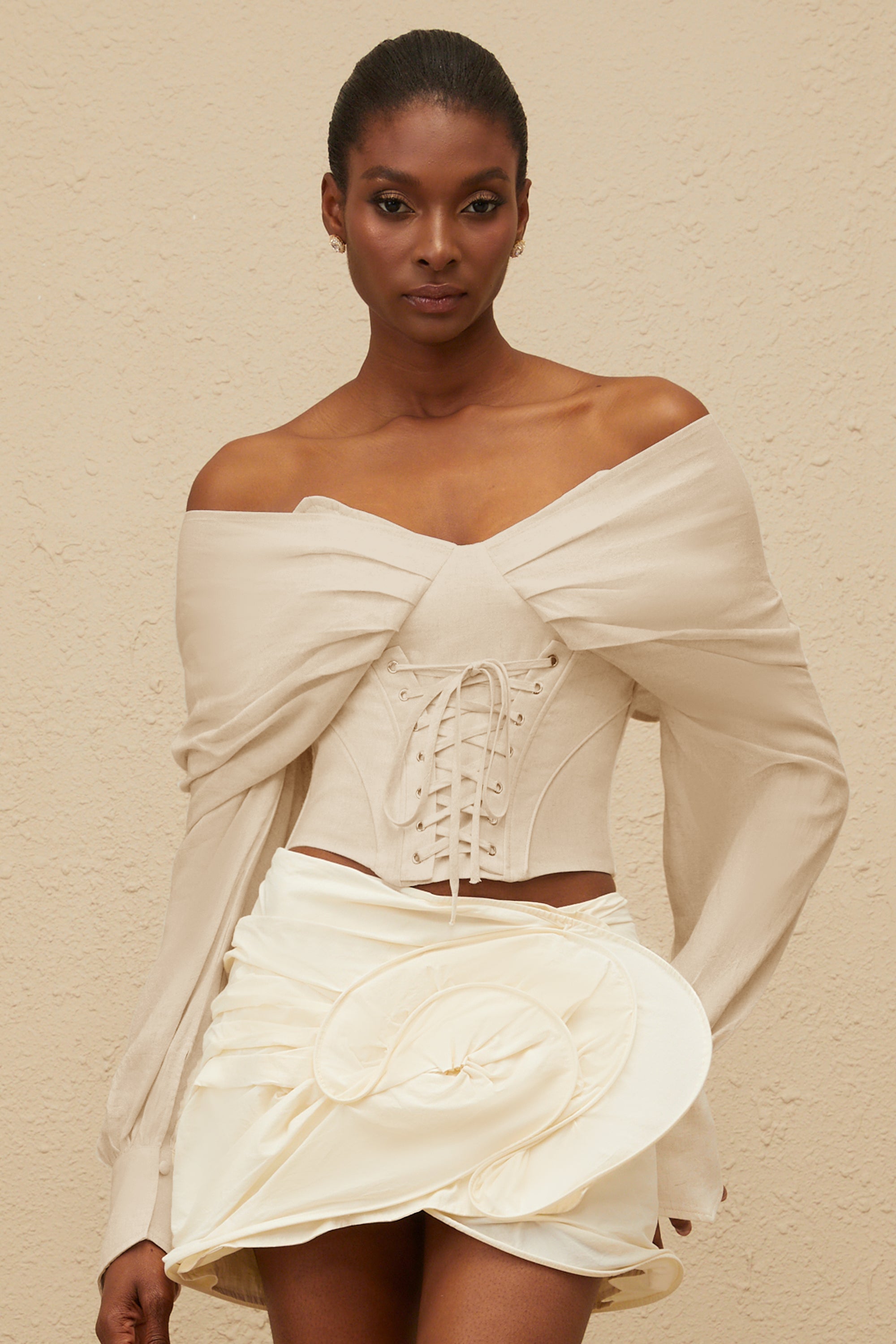 Éclatante Omuz Açık Dantel Bağlamalı Kısa Bluz