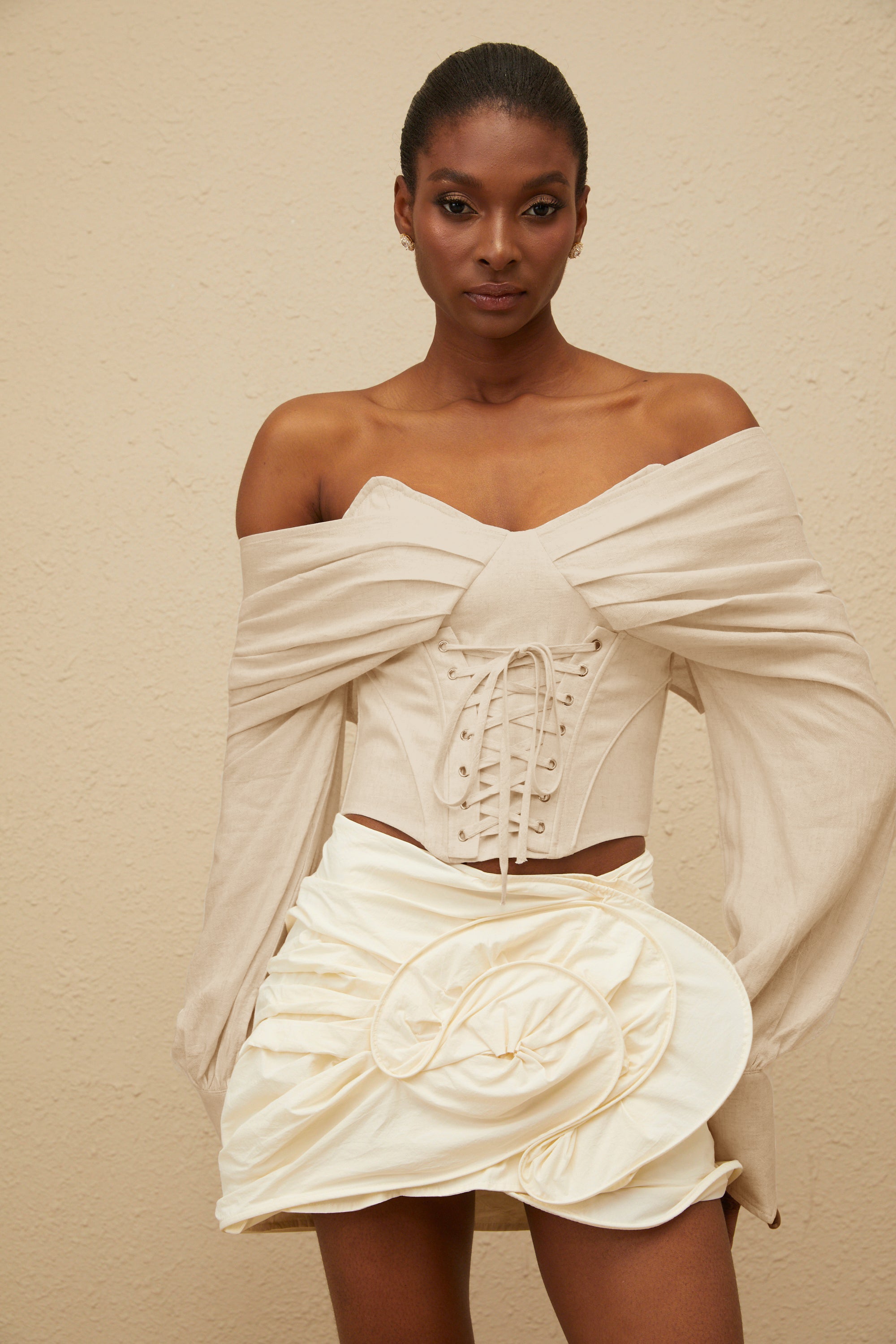 Éclatante Omuz Açık Dantel Bağlamalı Kısa Bluz