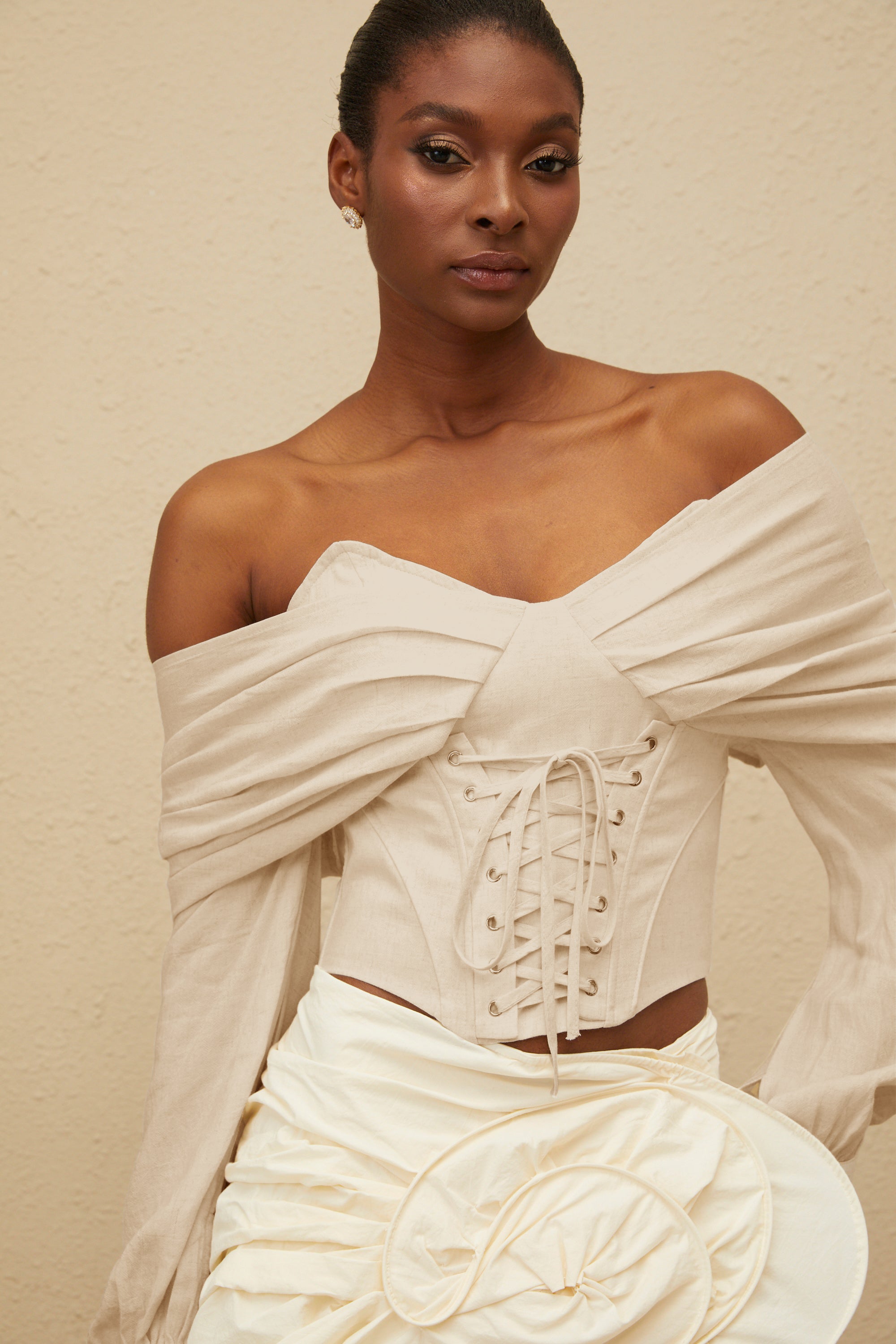 Éclatante Omuz Açık Dantel Bağlamalı Kısa Bluz