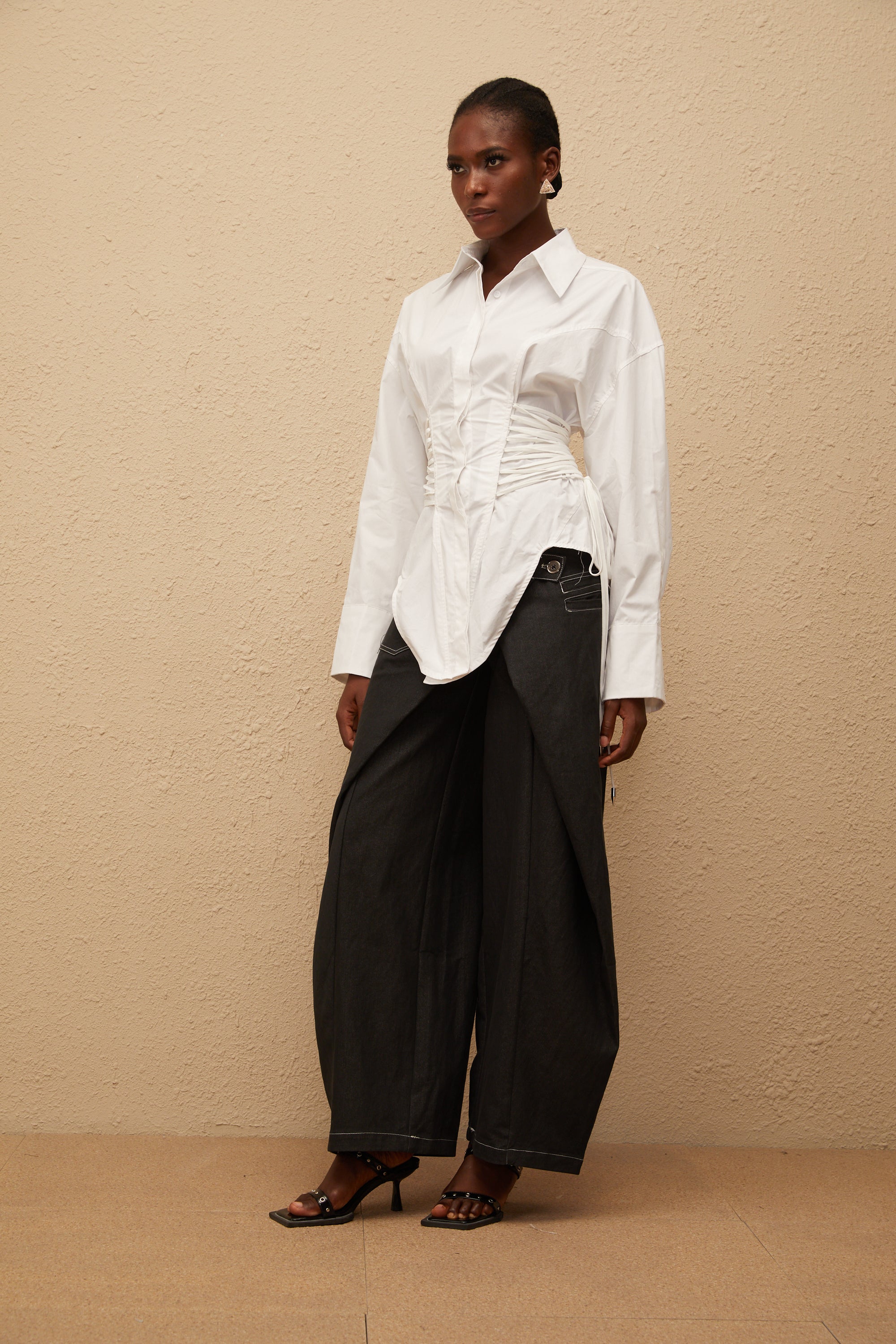 Bérénice Beyaz Kavisli Dantel Detaylı Gömlek