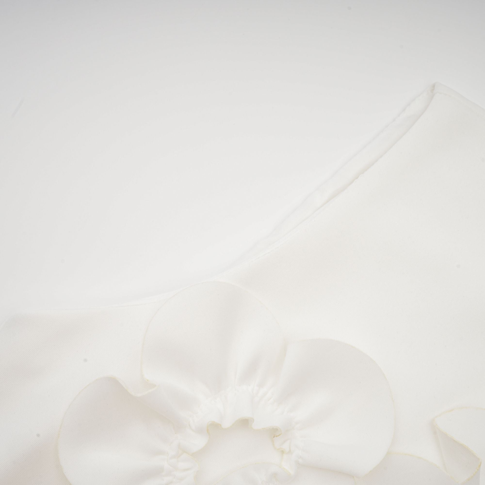 Beyaz Magali Papyonlu Suni Çiçek Süslemeli Kolsuz Maxi Elbise