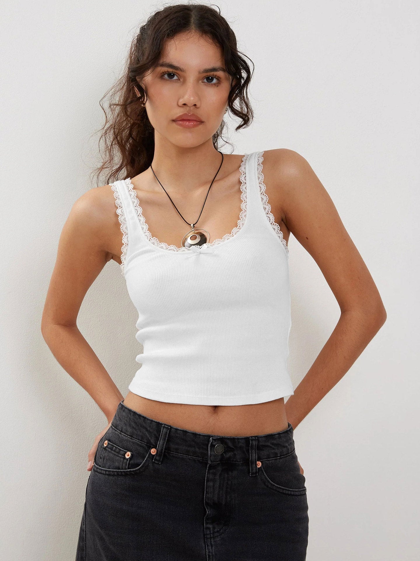 Muı Beyaz Dantel Detay Askılı Crop Top