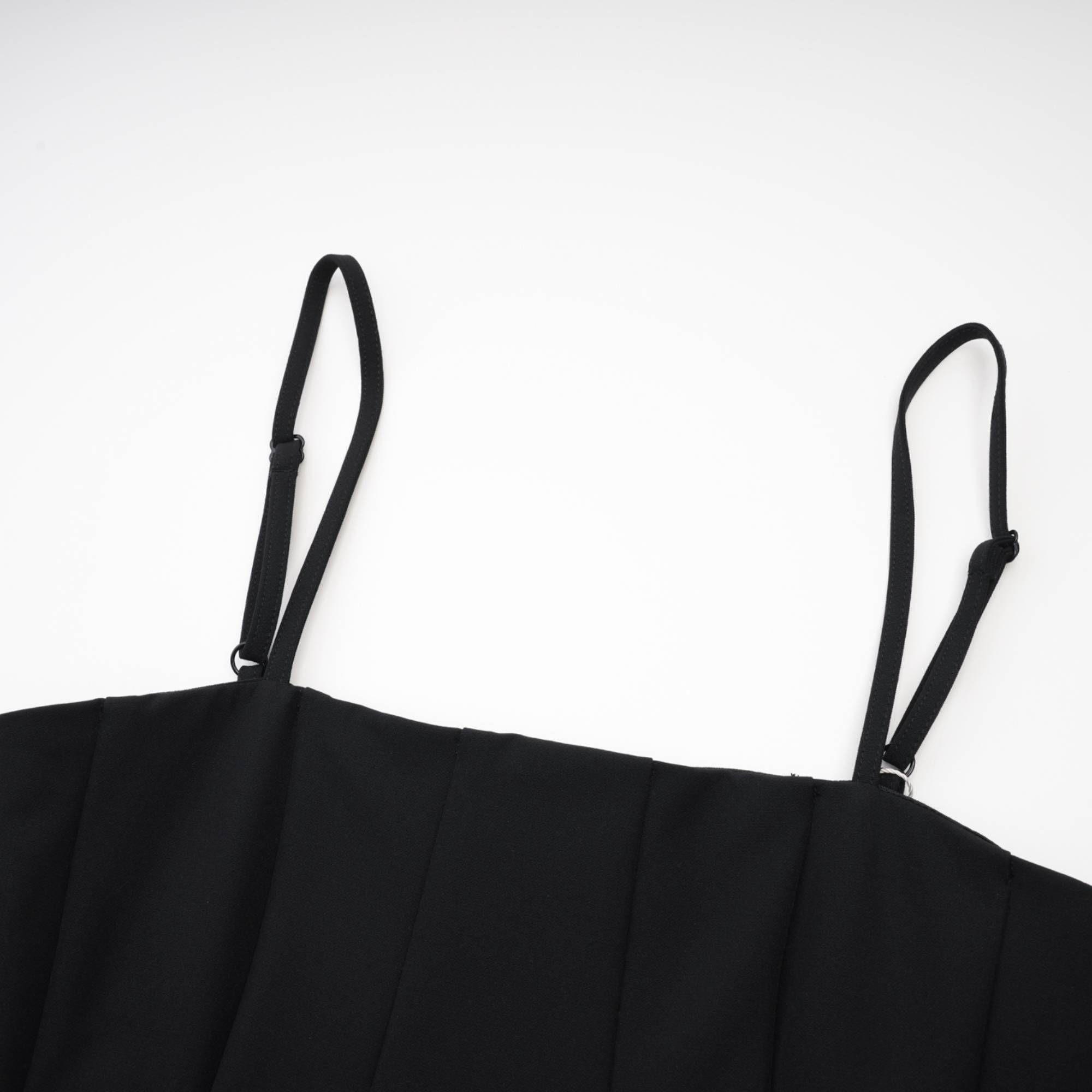 Cendrine Siyah Arkası Açık Pilili Midi Elbise