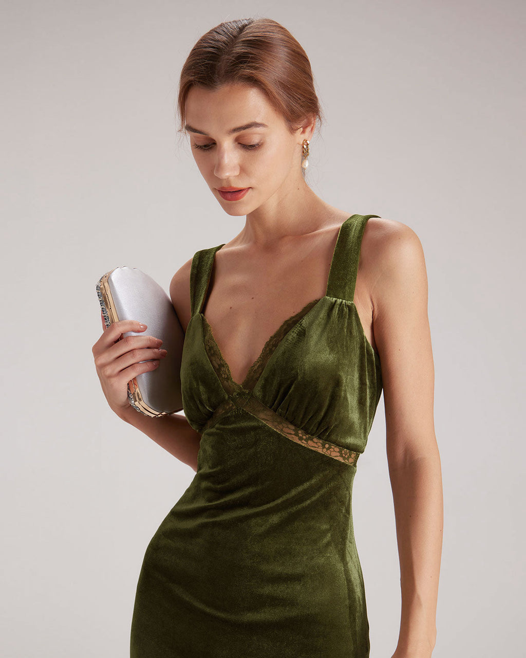 Yeşil V Yaka Kesik Detaylı Kadife Midi Elbise