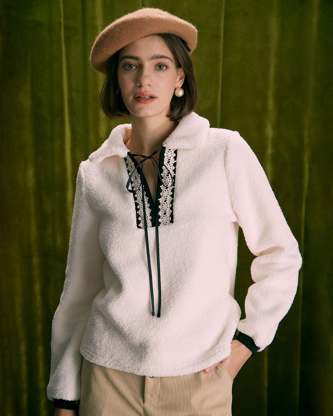 Bej Renkli V Yaka Yamanalı Teddy Sweatshirt