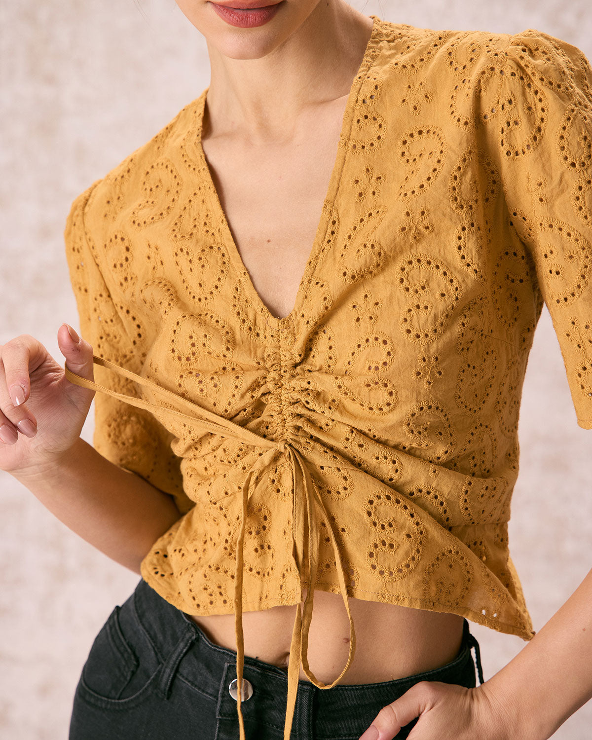 Sarı V Yaka Nakış Detaylı Önü Bağcıklı Tişört
