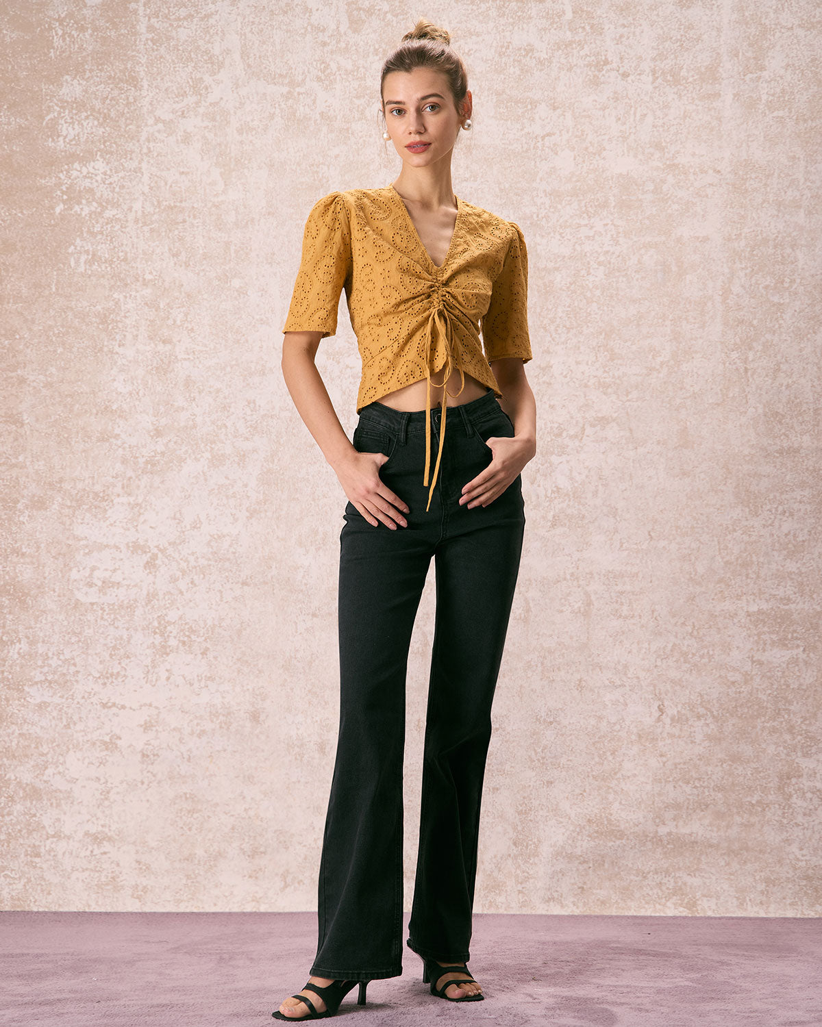 Sarı V Yaka Nakış Detaylı Önü Bağcıklı Tişört