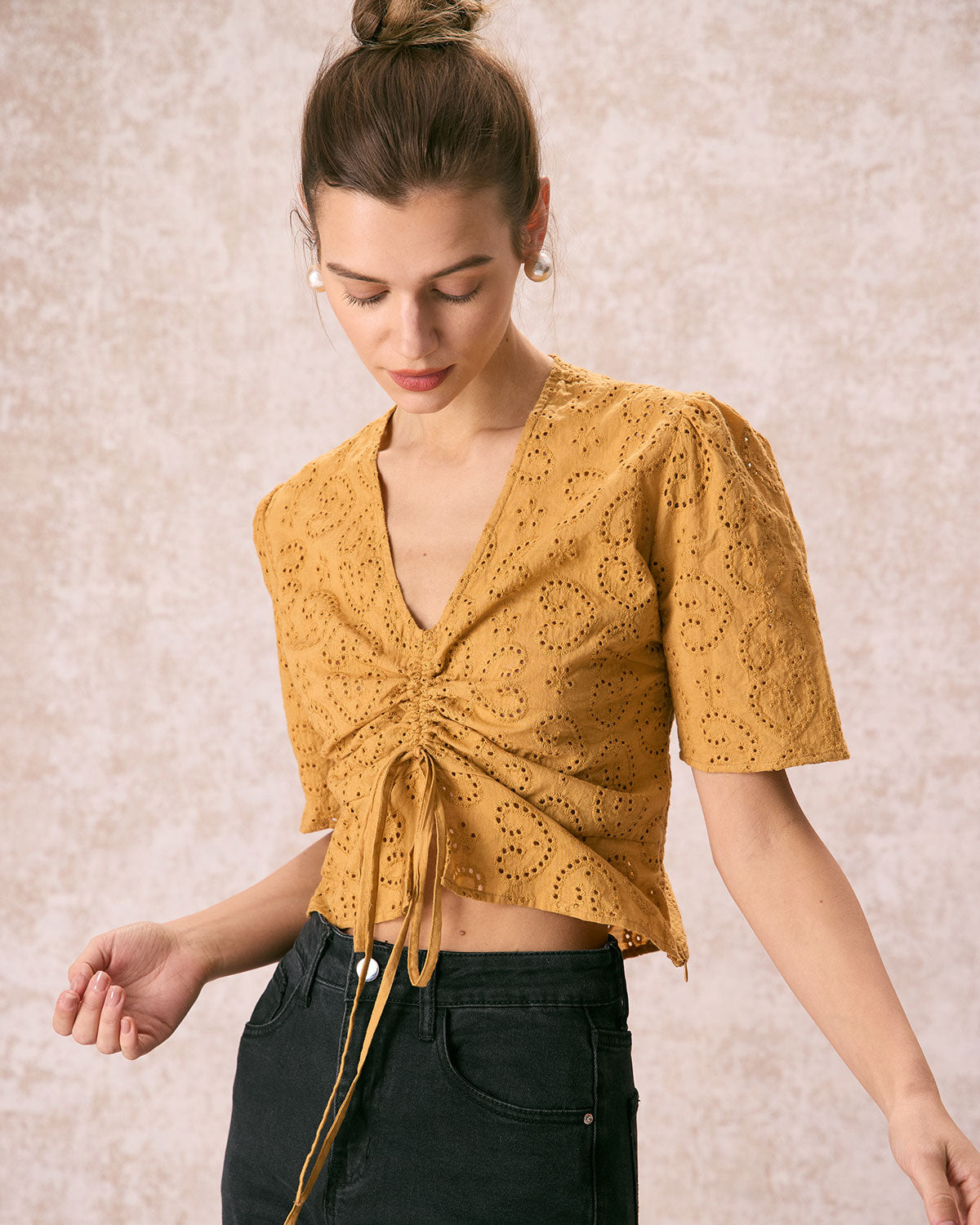 Sarı V Yaka Nakış Detaylı Önü Bağcıklı Tişört