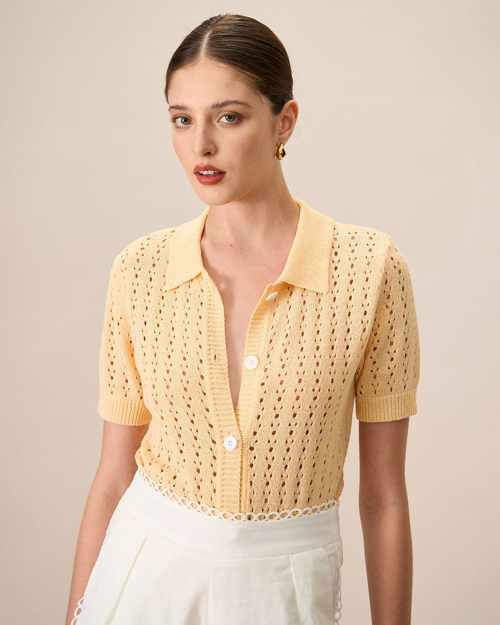 Sarı Yakalı Delikli Örgü Kazak